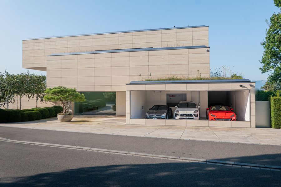Haus mit geöffneter Garagenfront im Kanton Zürich