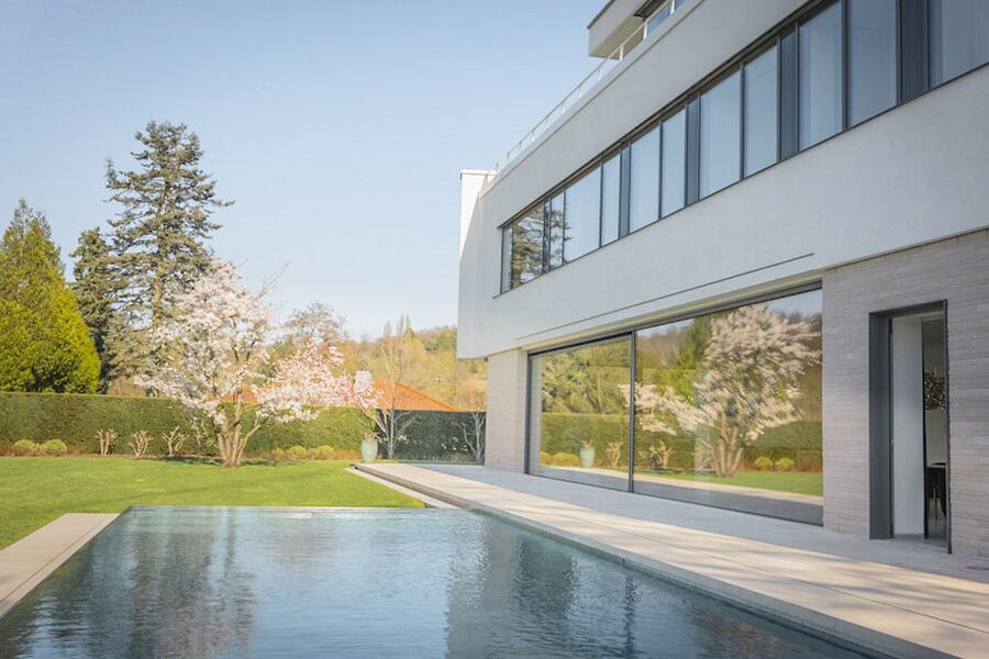 Villa mit Pool und raumhoher Glasfront